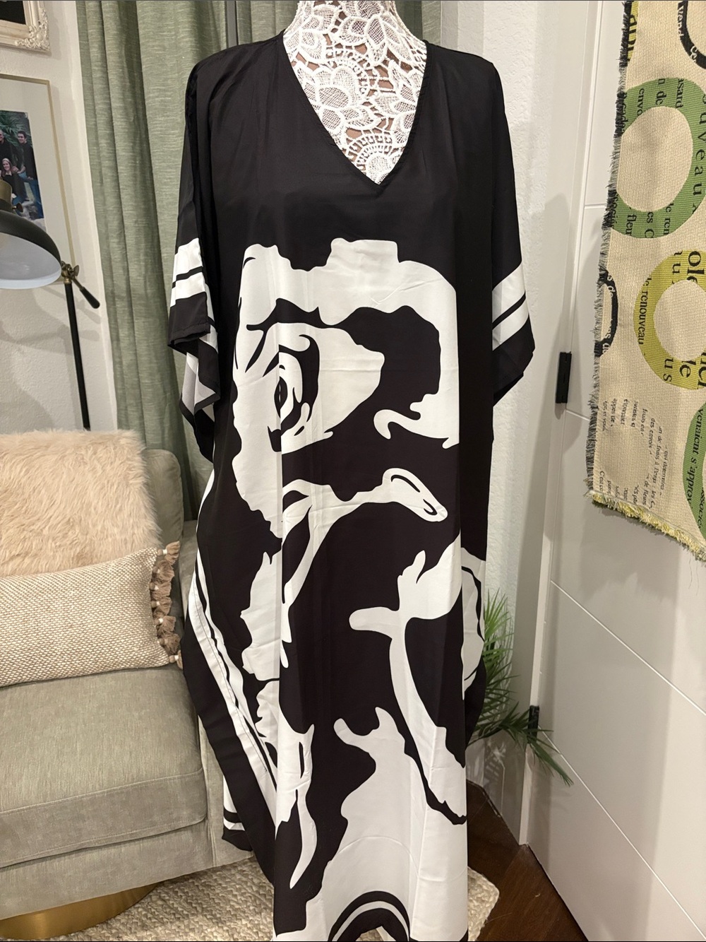 Black & White Graphic V-Neck Kimino Women's Dress